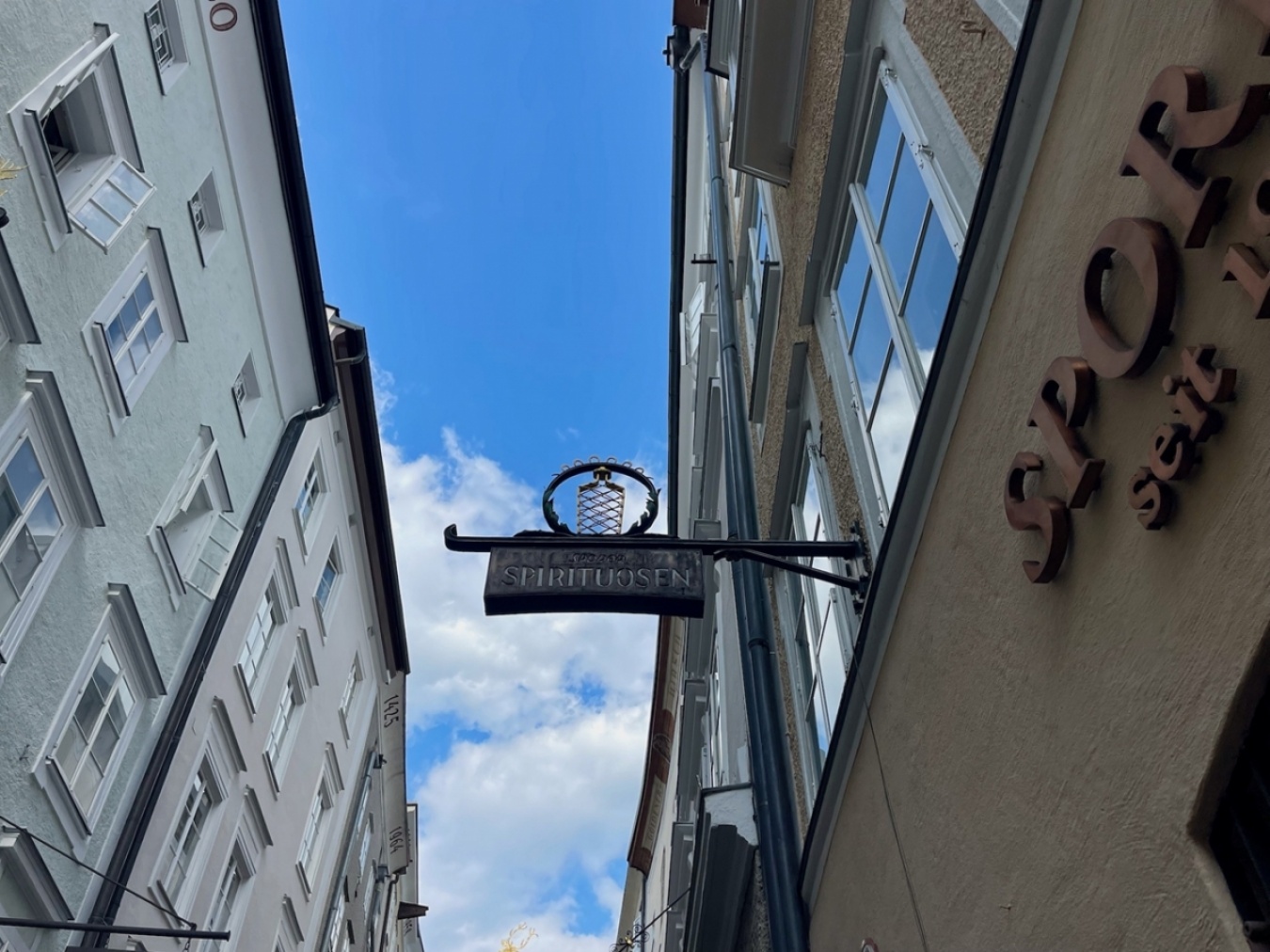 酒瓶を表すSporerの看板。