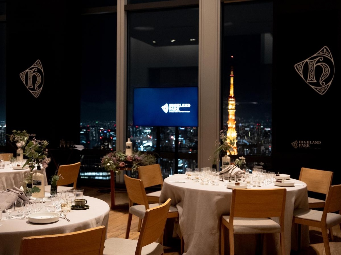 ハイランドパークのロゴを印象的にあしらった会場のしつらい。