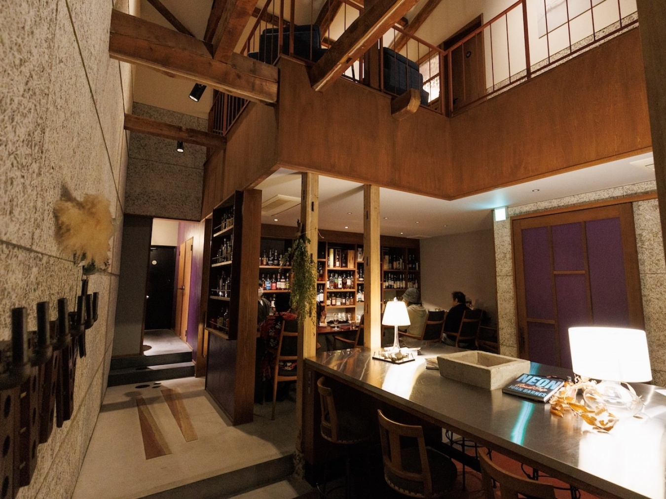 内川に面した、築100年の古民家とその倉庫部分をリノベした「BRIDGE BAR」。駆体にも手を入れていたことが幸いし、建物自体に大きな被害はありませんでした。