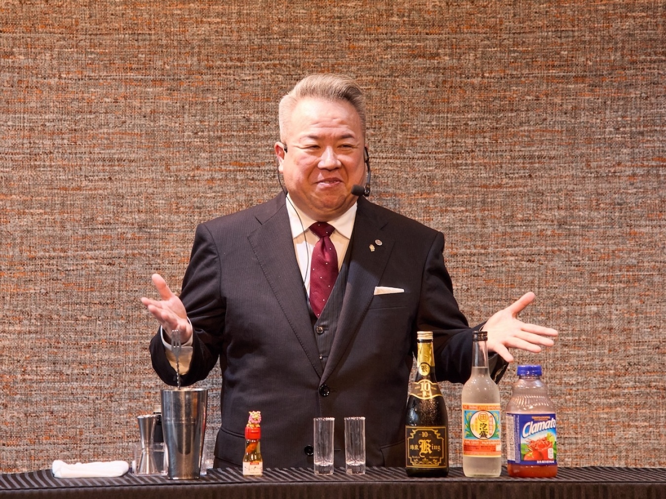 ベーシックカクテルのデモンストレーションを行う古澤さん。