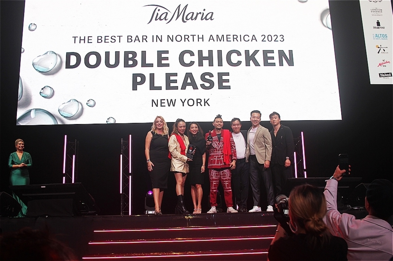 Simona Biancoさん（左）と「Double Chicken Please」チーム。