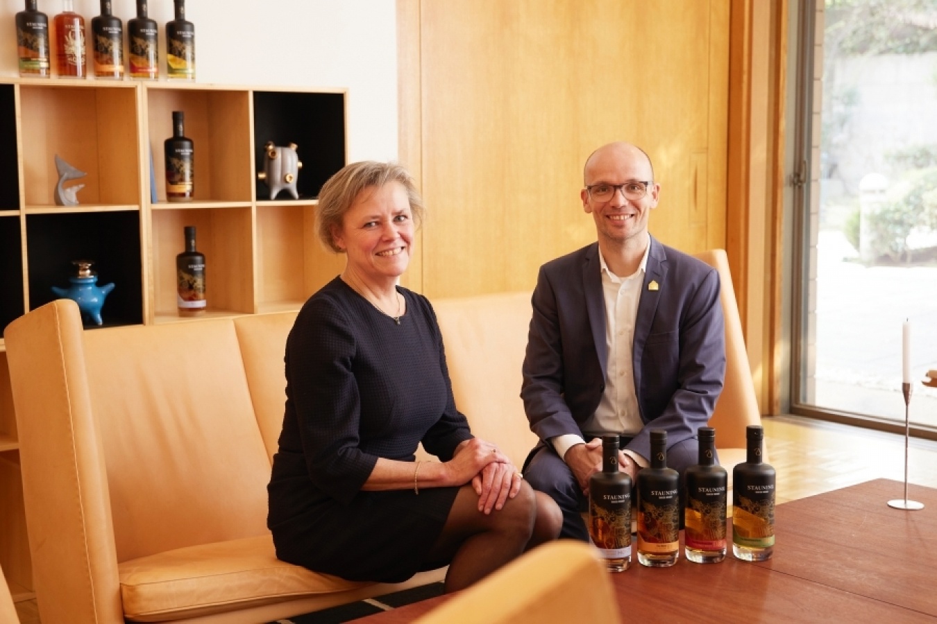 右：STAUNING CEO、Lasse Vesterby（ラッセ･ヴェステルビー）さん。左：デンマーク王国大使館のMarie Louise Flach de Neergaard（マリエ・ルイセ・フラック・デ・ネルゴー）さん。