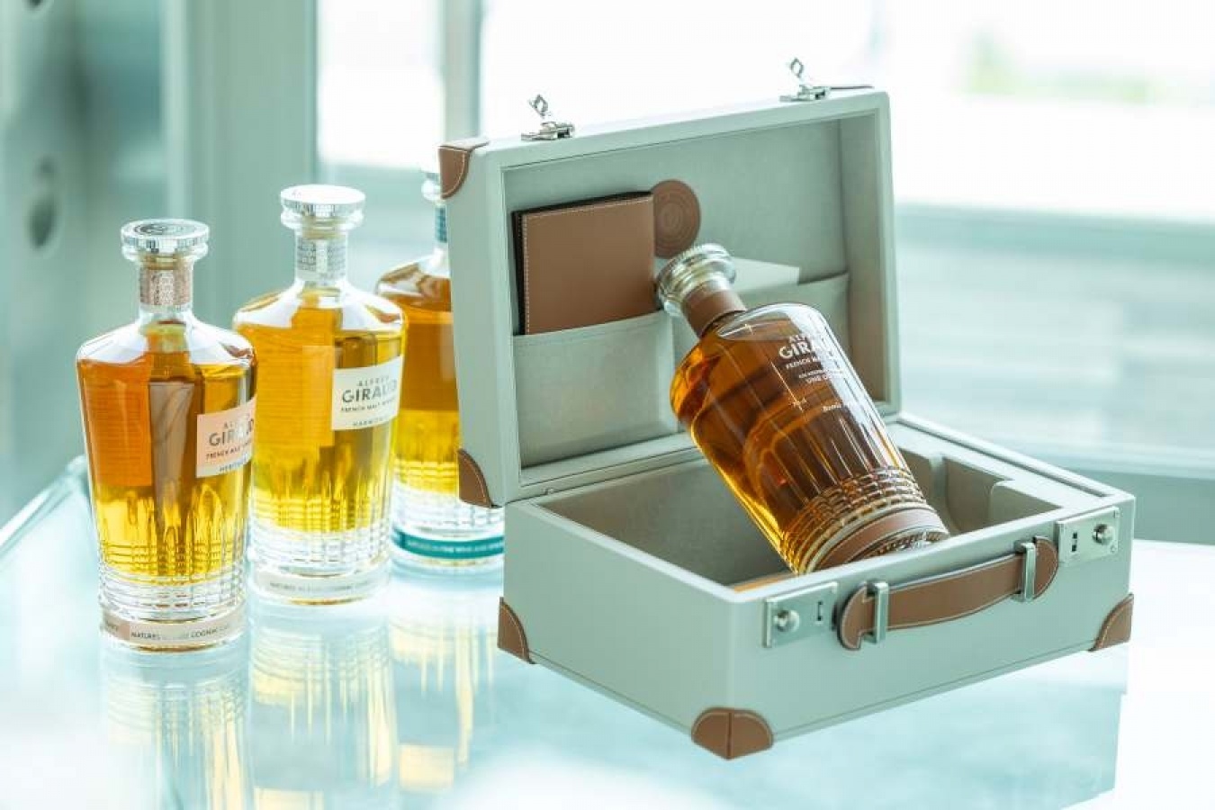 65年以上のコニャックカスクを使用したリミテッドエディション「UNE ODYSSEE（長旅）」はラグジュアリーなボックス入り。