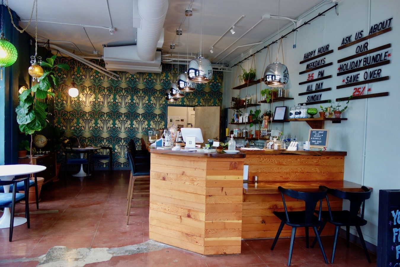 洗練されたインテリアの明るい店内。