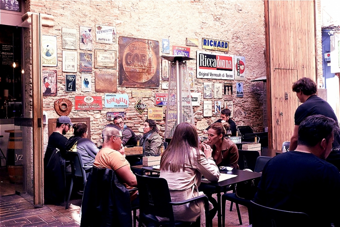 レウスにあるレストラン「ムセオ・デル・ベルムット（Museo del Vermut）」のテラス席。店内にはベルムットの歴史に関する展示もある。