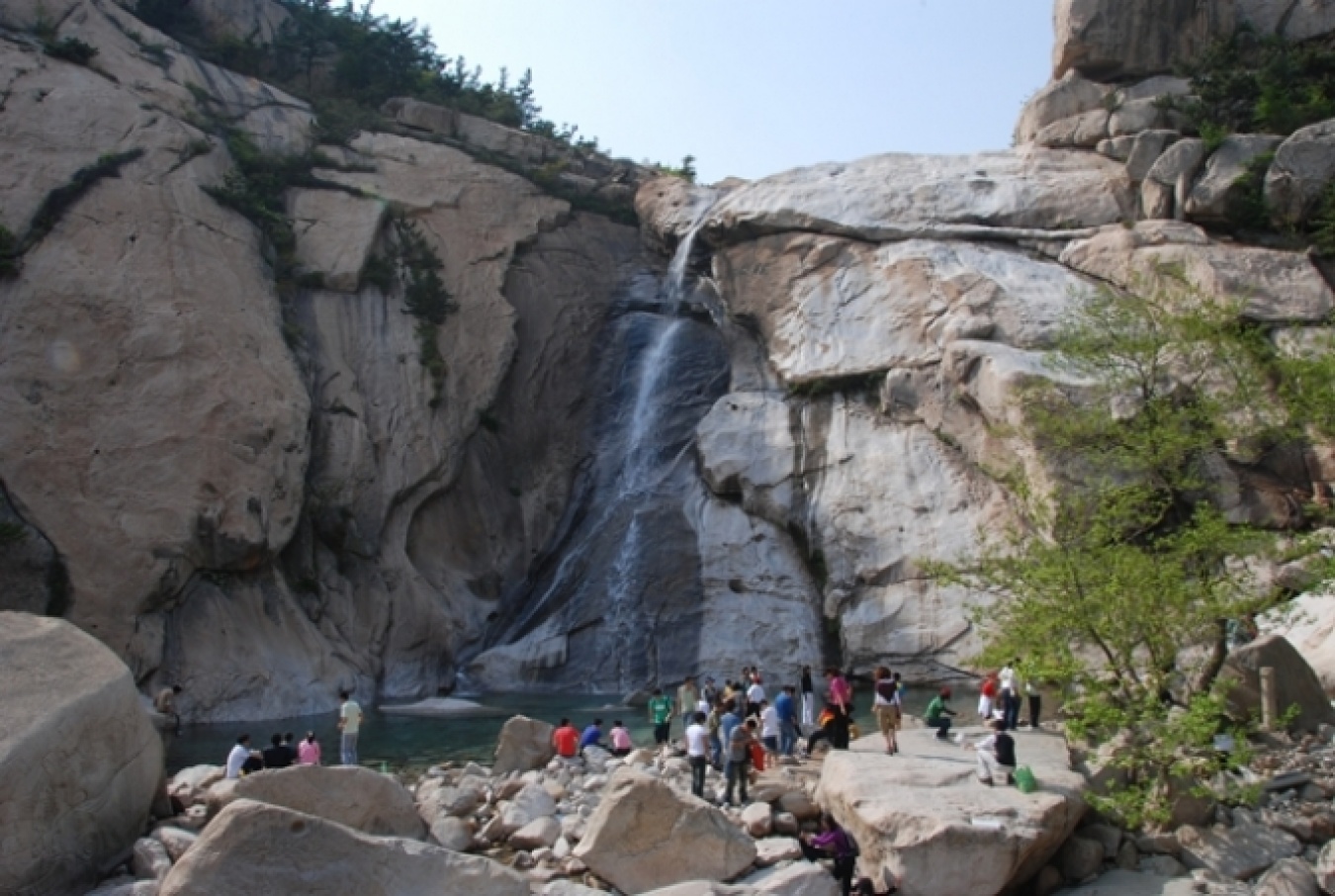青島近郊にある崂山（ラオシャン）は、清らかな水が採水できることで有名な名所。　この水にこそ、青島ビールのおいしさの秘密アリ！？