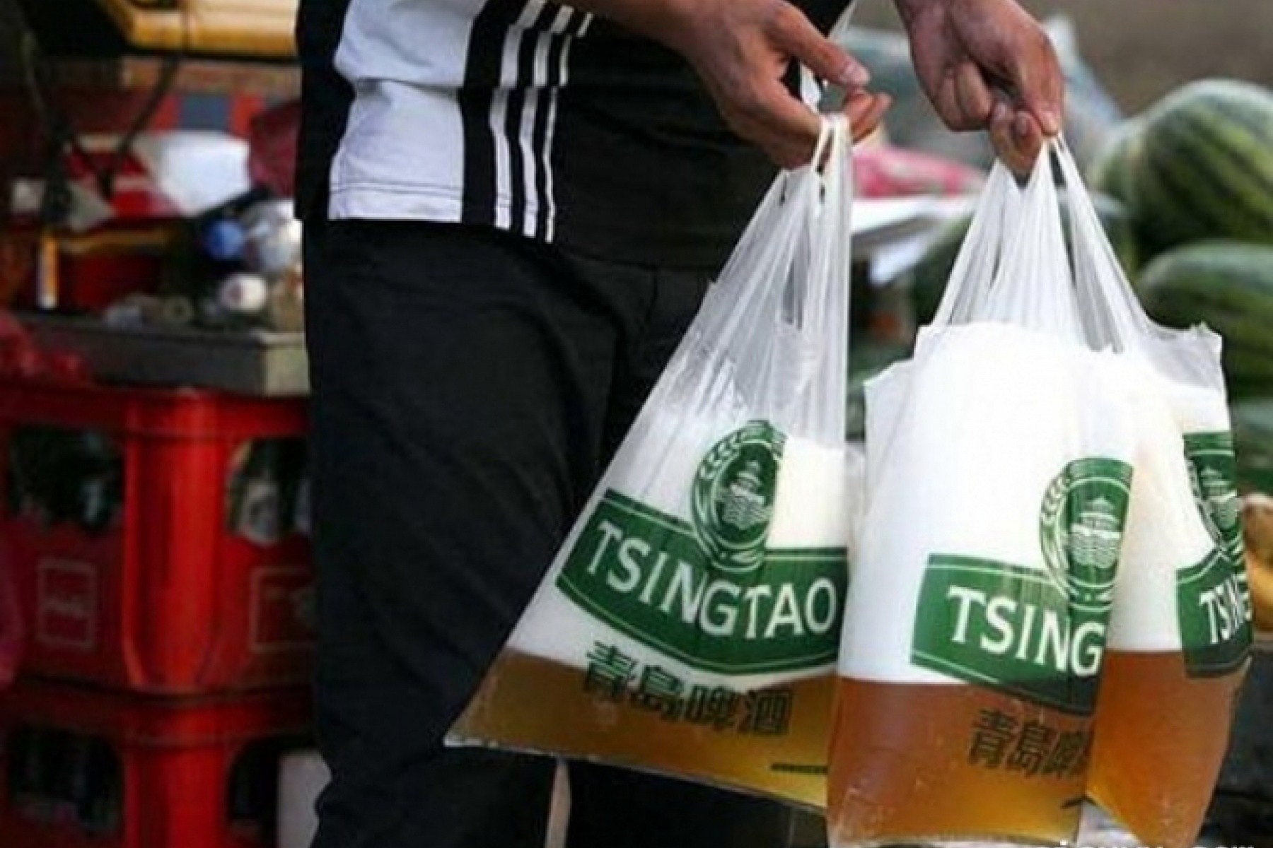 ビニール袋に液体が！？
中国の名物ビール事情。
