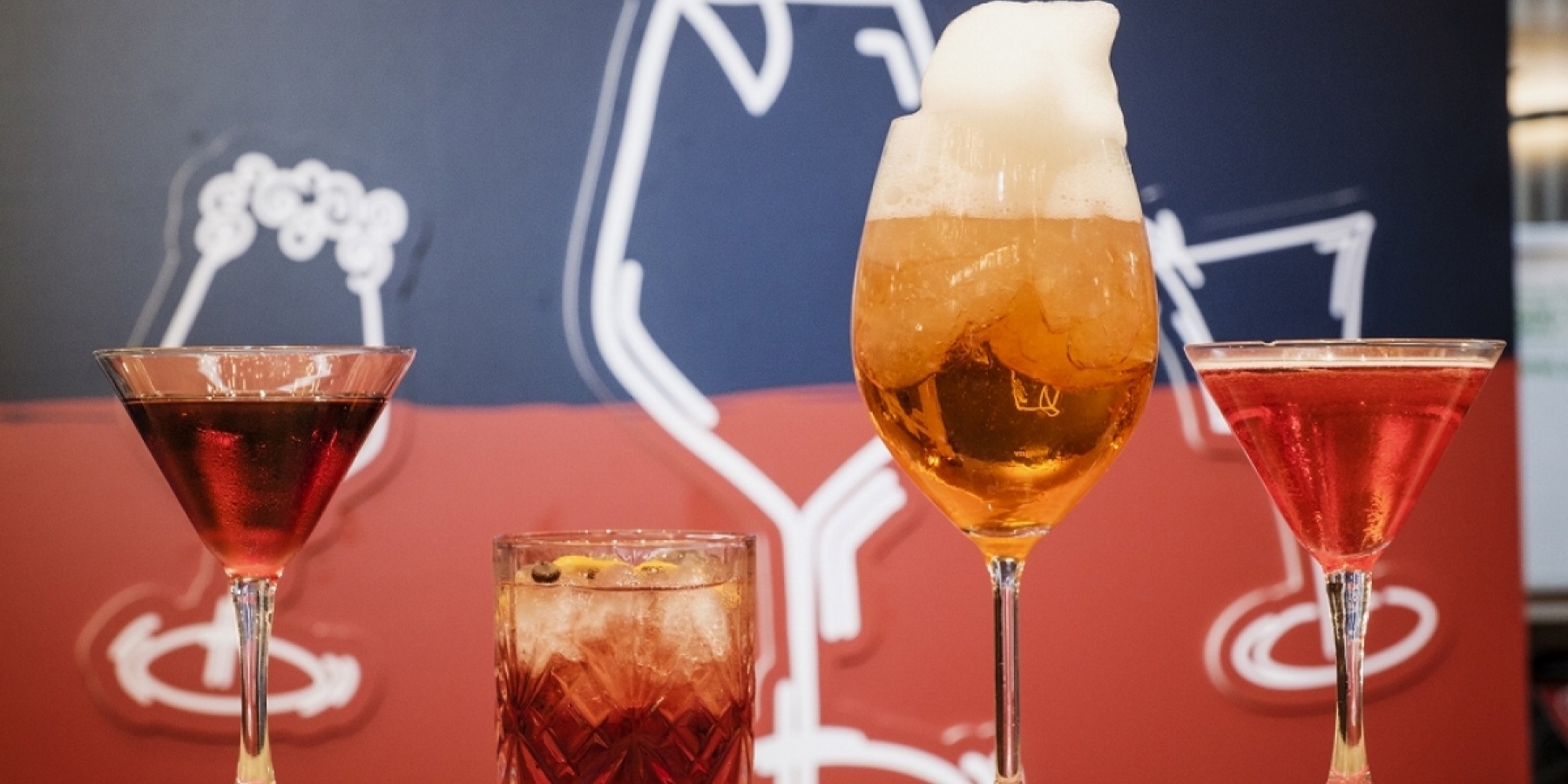 いま、ミラノのバールでは、
カフェ×カンパリがキテます!