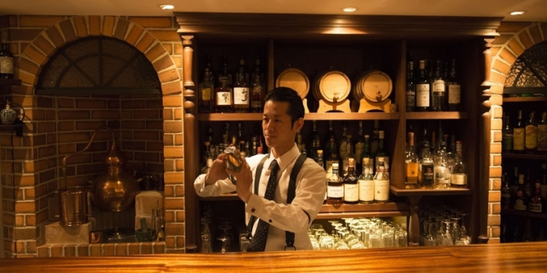 修業先は大阪の名門とロンドン。
日本×英国流のハイブリッドバー。
<前編>
