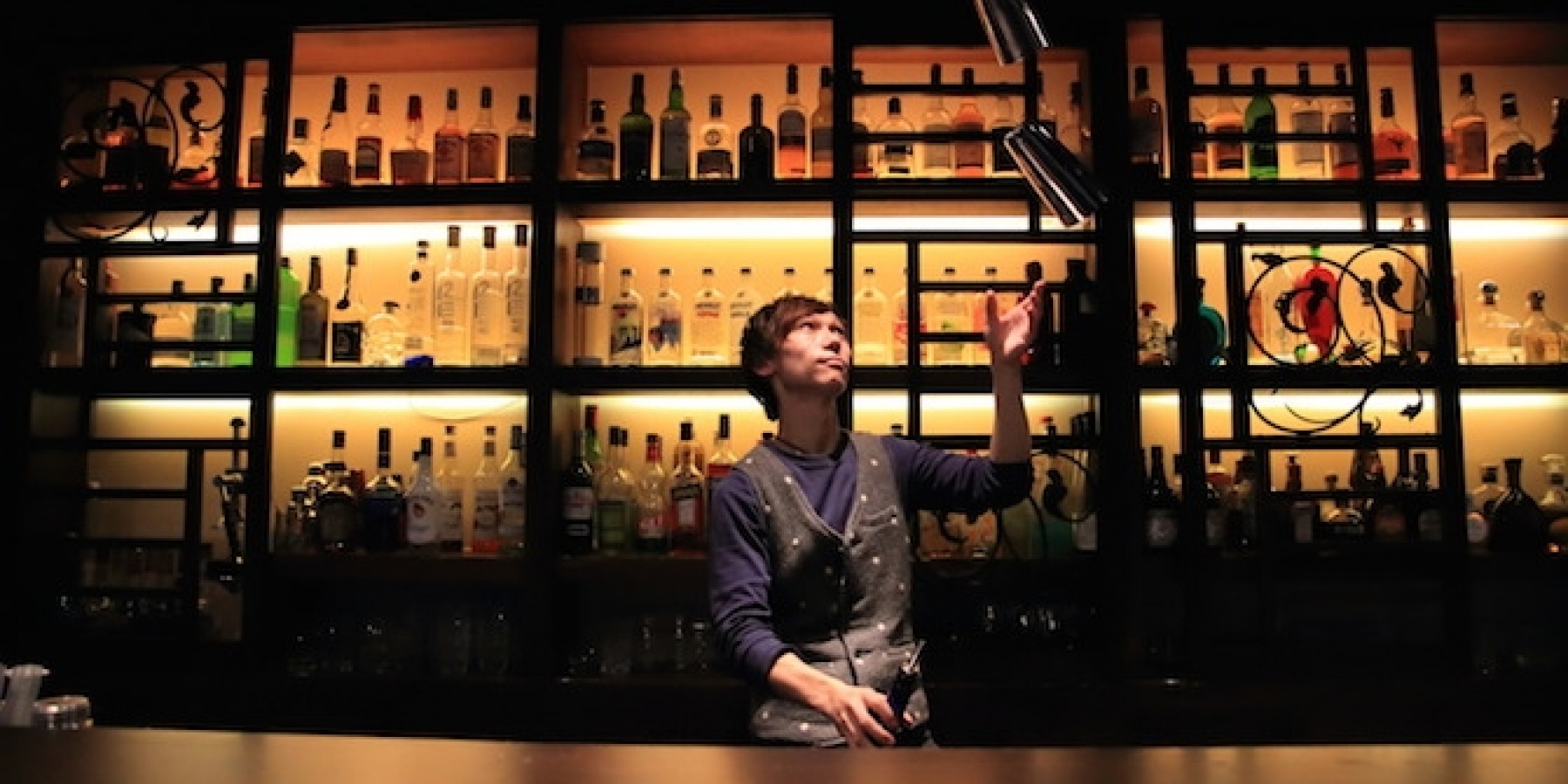 華麗な技で世界を酔わせる!
トップフレアバーテンダー登場。
<前編>