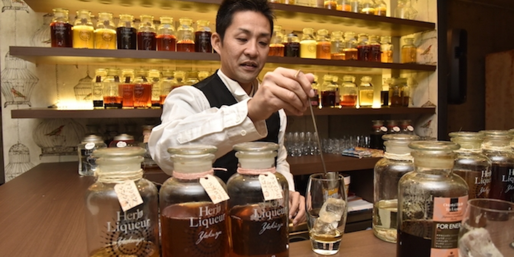 ハーブと漢方の和洋折衷、
知られざる薬酒の世界へ!
<前編>