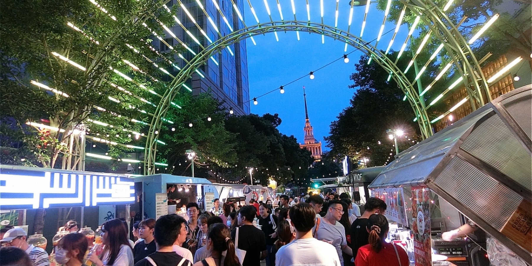 コロナ禍のバーはどんどん外へ!
上海のナイトマーケット「安義夜巷」。