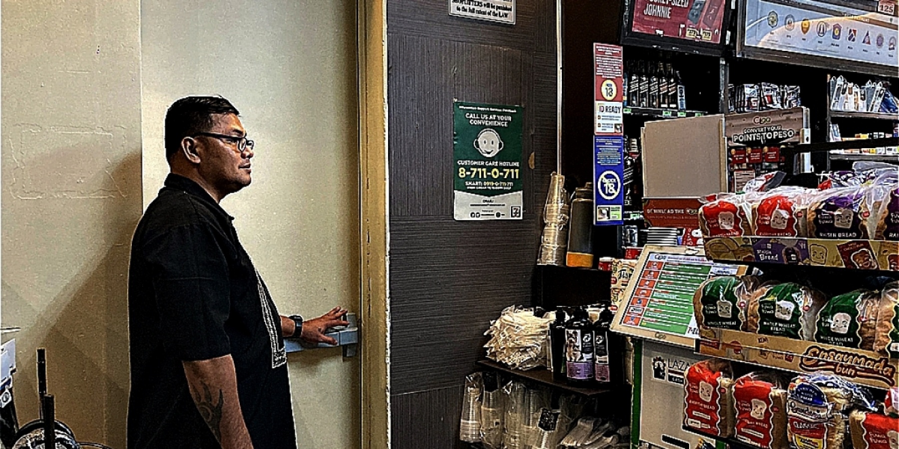 場所はマニラのセブンイレブン。
従業員用ドアの奥に潜む「Bank Bar」へ!