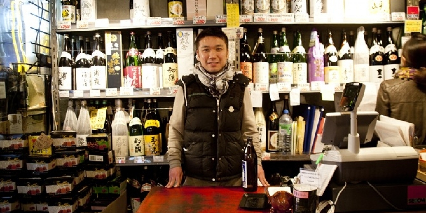 老舗酒屋のスタンドバー、
人気の秘訣は「ラテン」な店作り?<前編>
