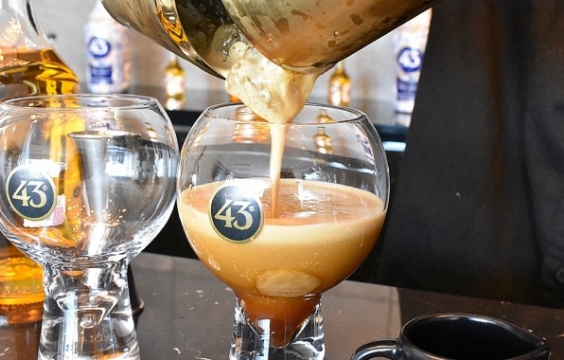 食後のコーヒーカクテル新定番！
メキシコ発の「カラヒージョ43」とは！？
