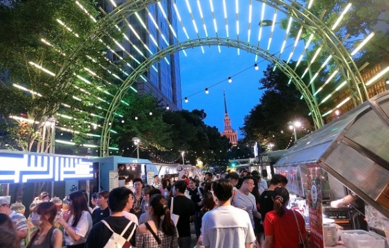 コロナ禍のバーはどんどん外へ！
上海のナイトマーケット「安義夜巷」。
