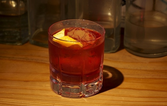 漢方茶のノンアルコールネグローニ