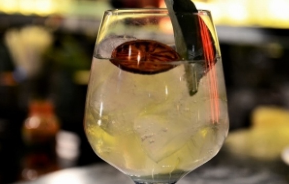 ジン・コントス