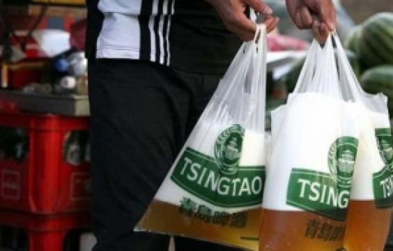 ビニール袋に液体が！？
中国の名物ビール事情。
