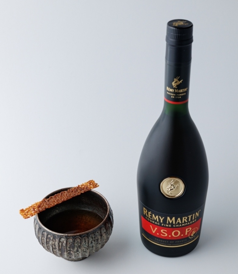 チャンピオンカクテル『Résonance（レゾナンス）』。器には焼酎カップが使われ、ガーニッシュには自家製貴腐葡萄のチュイール。写真にはないが、チェイサーとして鹿児島のお茶「はんず茶」が添えられた。
