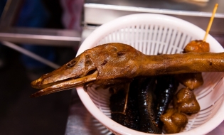 台湾で大人気の肴はコレ！
屋台料理の「ルーウェイ」とは！？