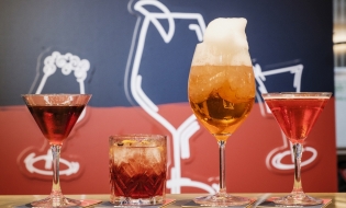 いま、ミラノのバールでは、
カフェ×カンパリがキテます！
