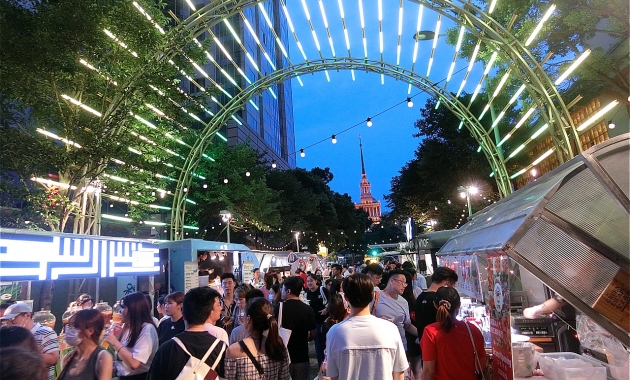 コロナ禍のバーはどんどん外へ！
上海のナイトマーケット「安義夜巷」。
