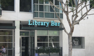 ＬＡダウンタウンで大人気。
まるで図書館！なコンセプトバー。
